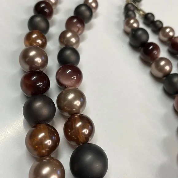 2-layer Plastic Bead Necklace - Picture 5 of 11